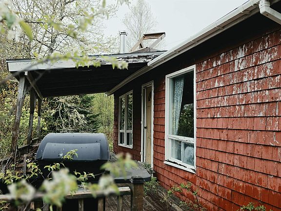 3rd image of 105 Evergreen Rd S