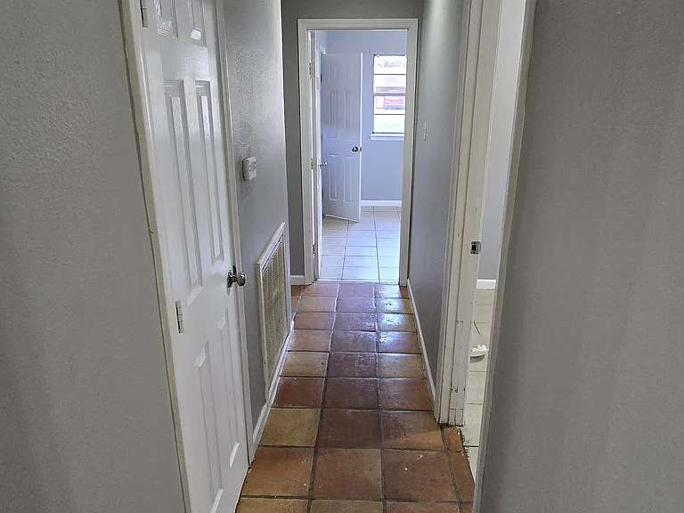 Fontainbleau Dr — Photo 8