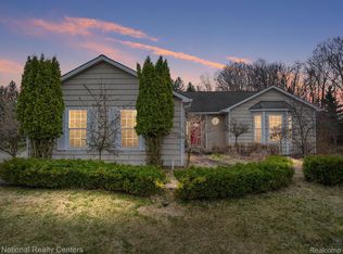 348 Deer Ln, Oxford, MI 48371