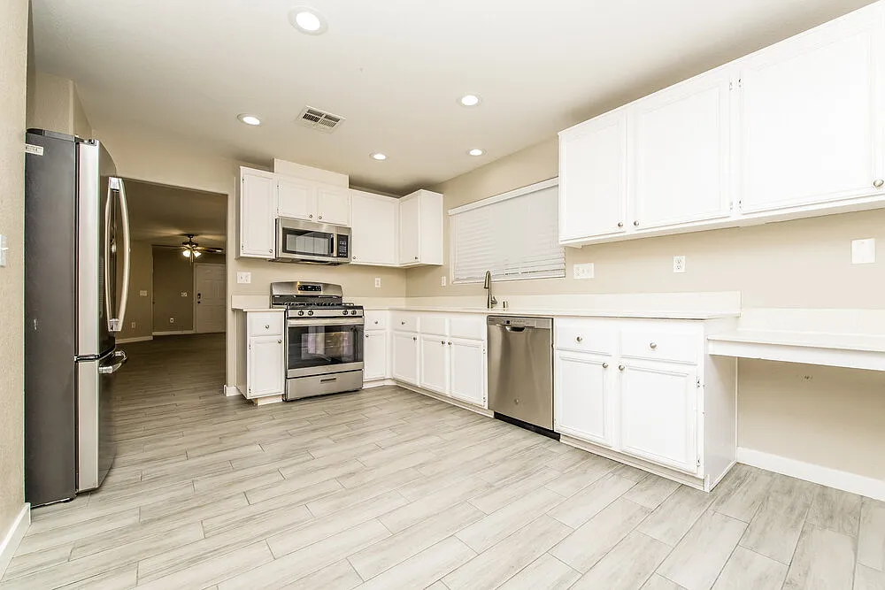 3 bed, 2.0 bath, 1235 sqft, $1,920 — Photo 3