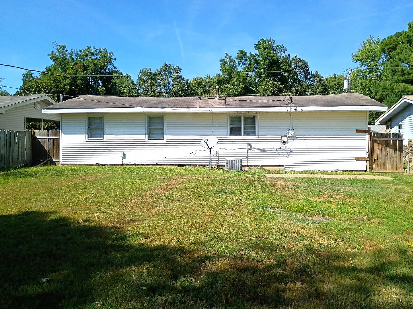 Cute 3Bed/1Bath house with fenced backyard — Photo 2