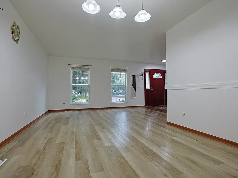 1402 Parkside Dr — Photo 7