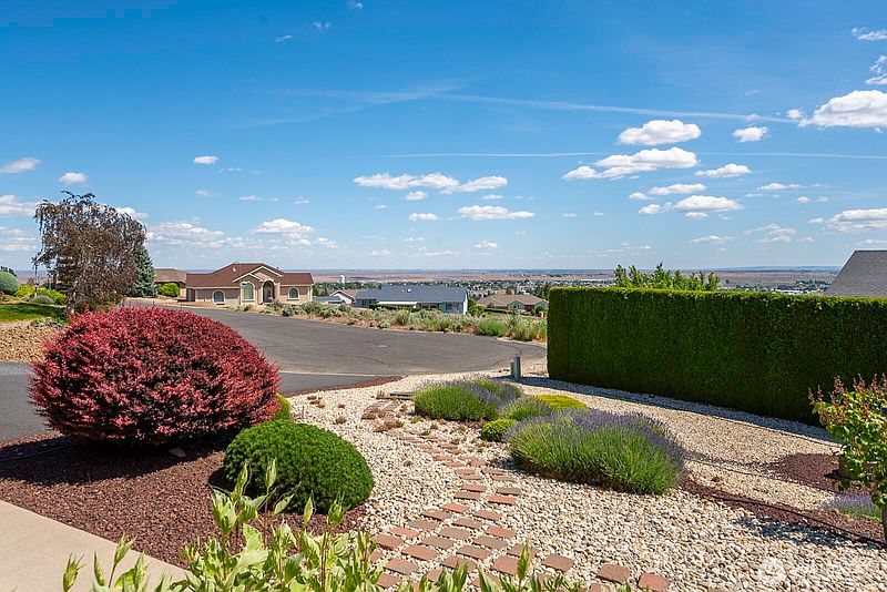 4th image of 493 Chrisview Court W