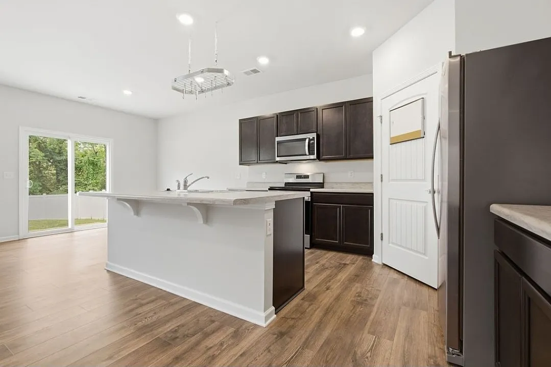 5 bed, 2535 sqft, $3,000 — Photo 4