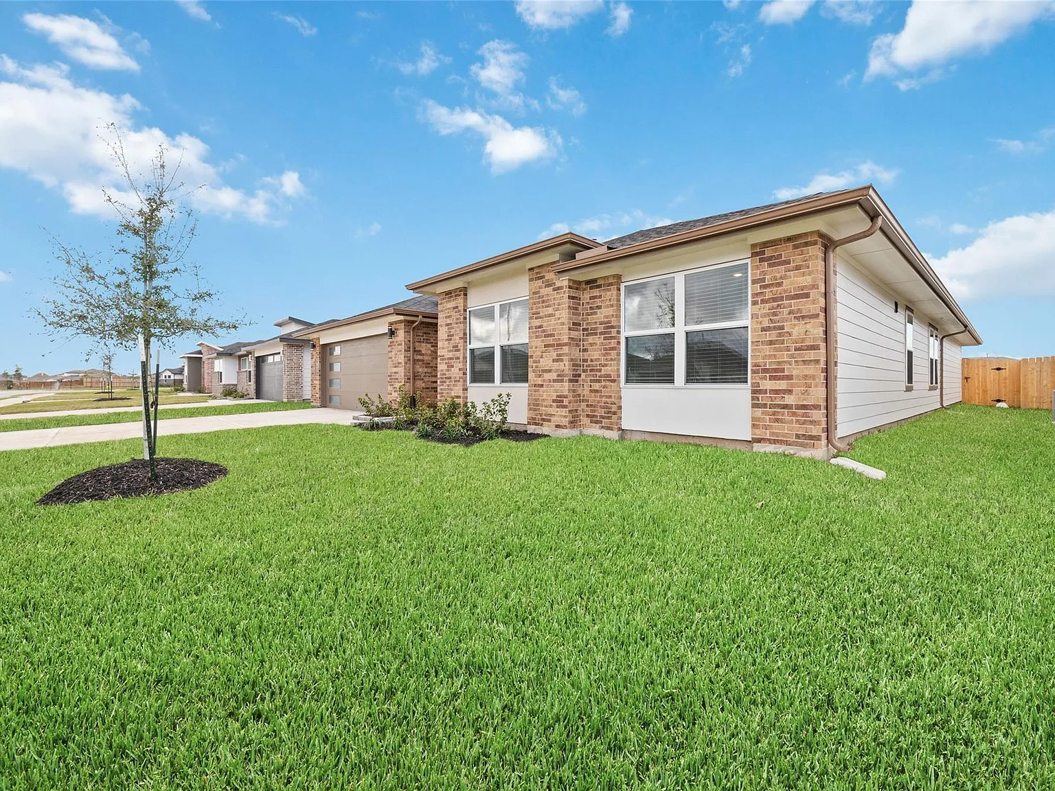 5 bed, 3.0 bath, 2607 sqft, $2,600 — Photo 3