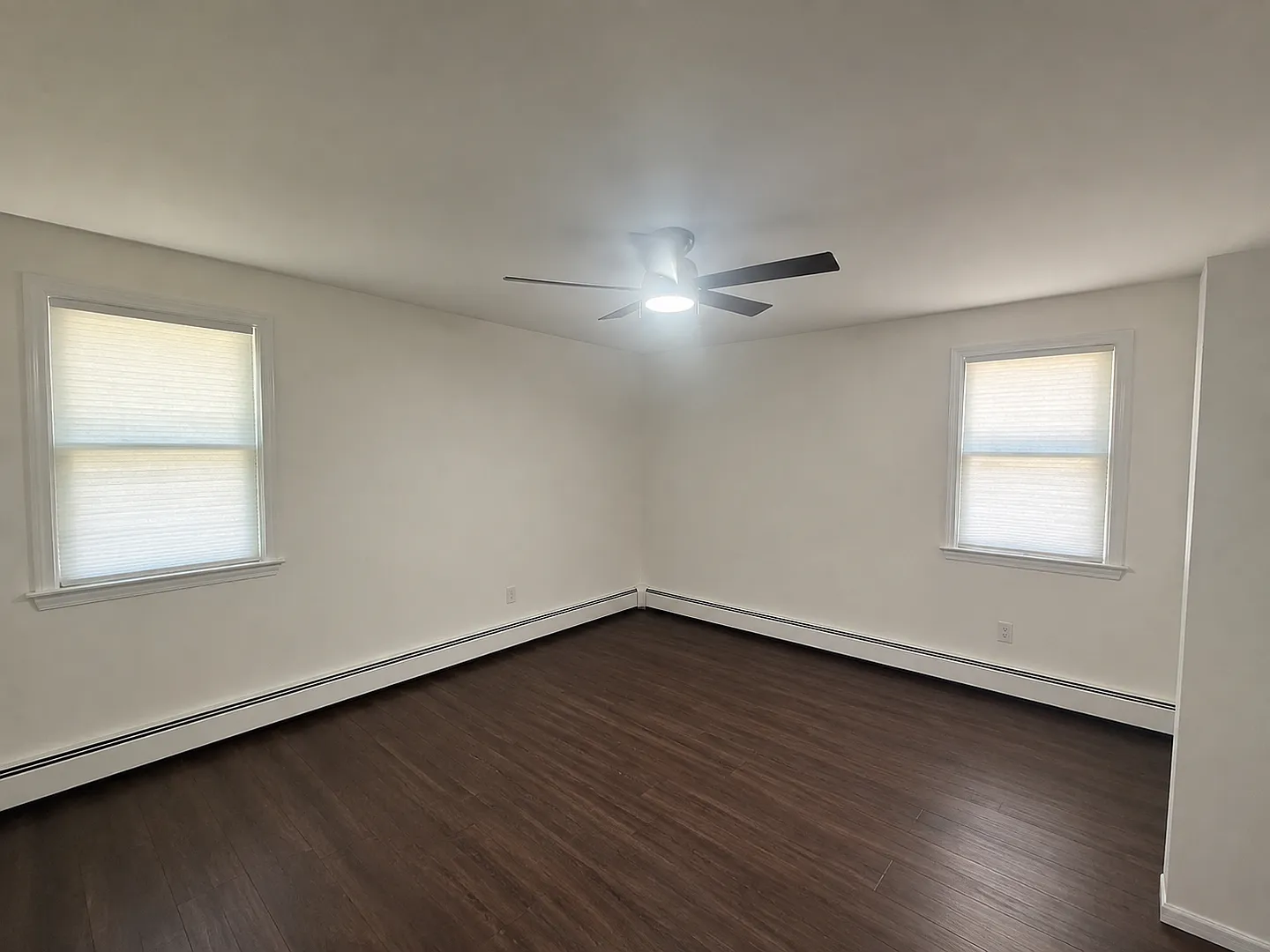 4 Bd 3.5 Bath Oxford Colonial W/ 2 Car Gar. And Additional 1 Bd Inlaw Apt — Photo 2