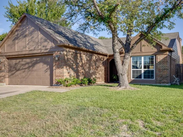 3805 Huckleberry Dr, Fort Worth, TX 76137