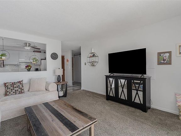 2nd image of 110 Pilgrim Pkwy APT 6