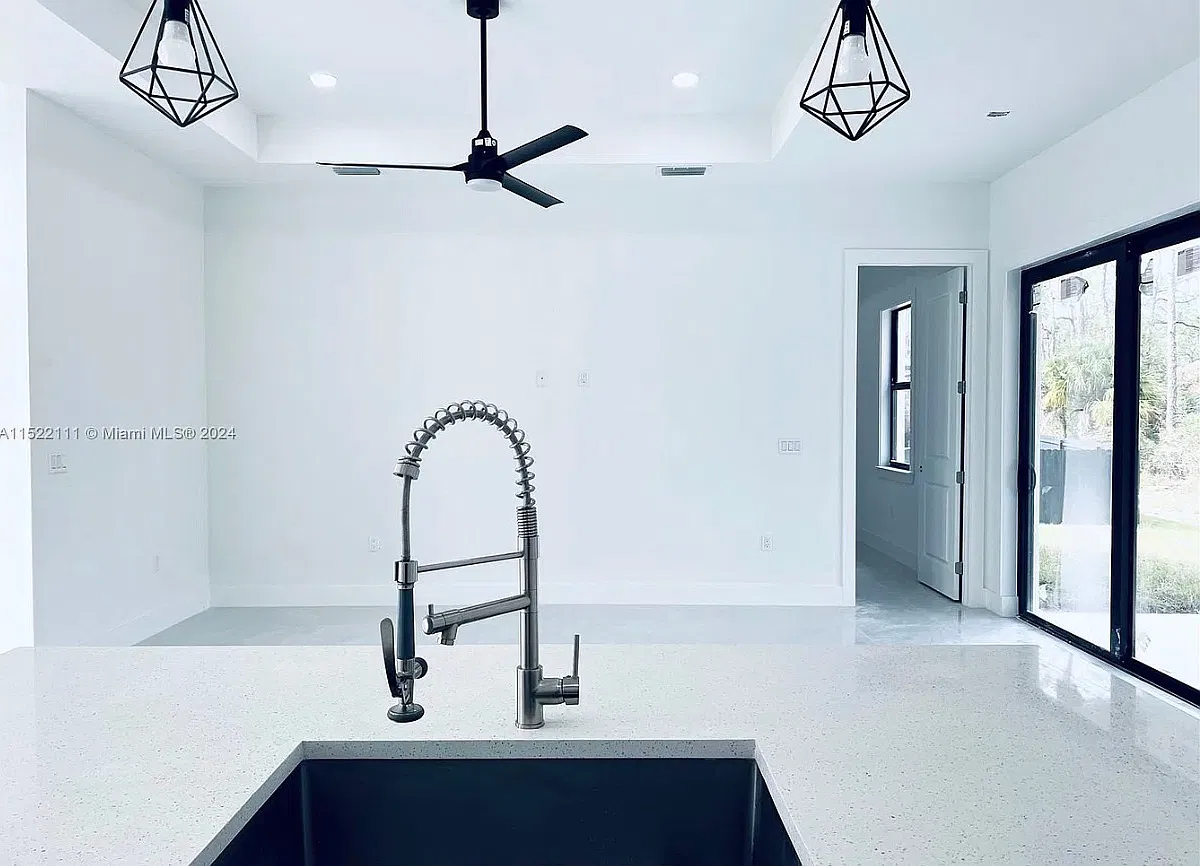 4 bed, $2,500 — Photo 4