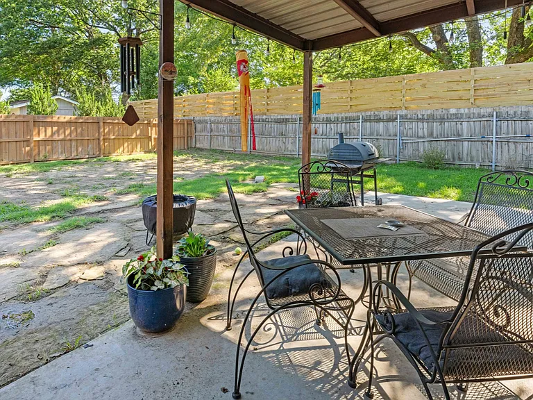 219 Texas Dr — Photo 13