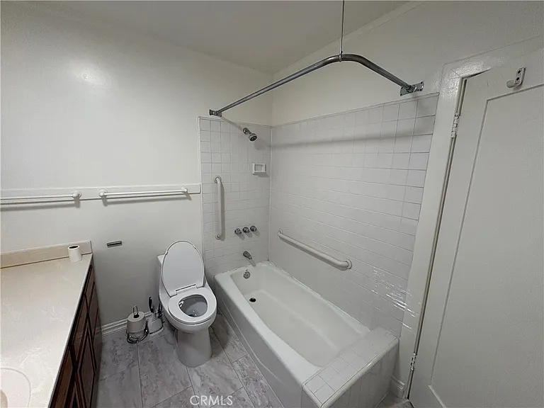 894 S Los Robles Ave — Photo 17