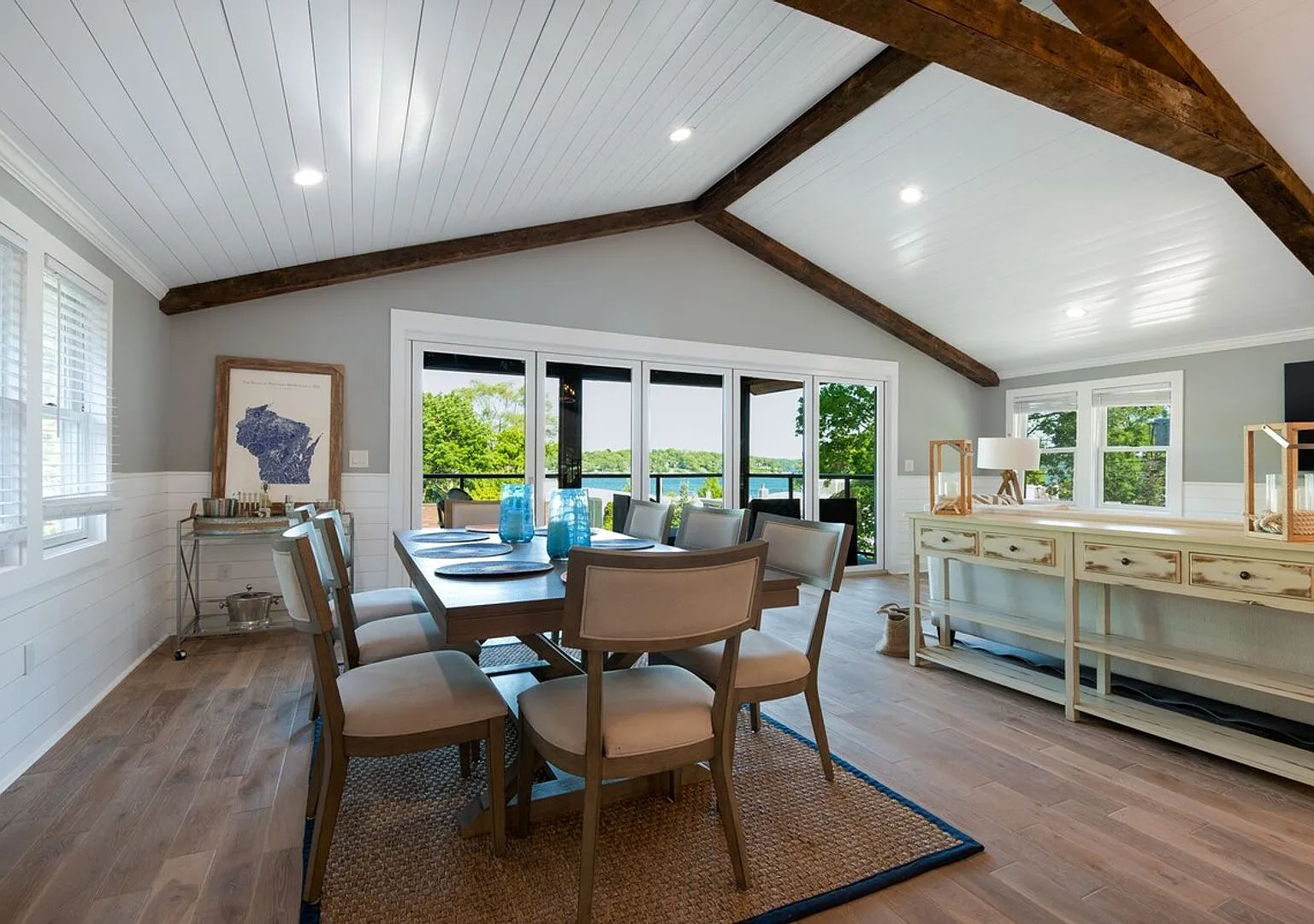 Geneva Lake View Villa with Balcony Available for Monthly & Mid-Term Rentals — Photo 3