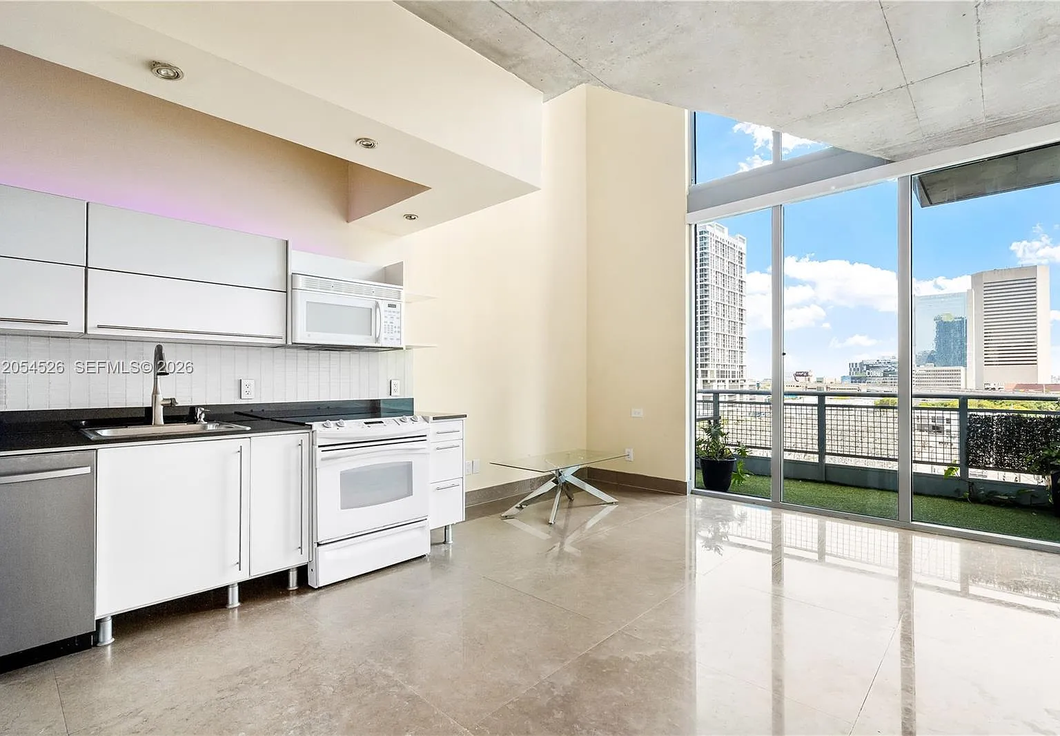 Neo Vertika Condo — Photo 4