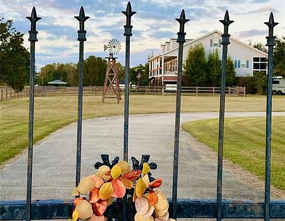 2nd image of 50386 Turnpike Rd