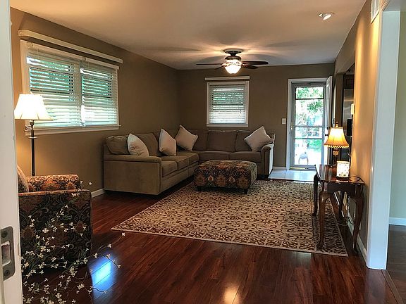 3rd image of 608 Meadow Ln