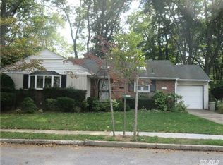 1415 Millwood Ln, Merrick, NY 11566