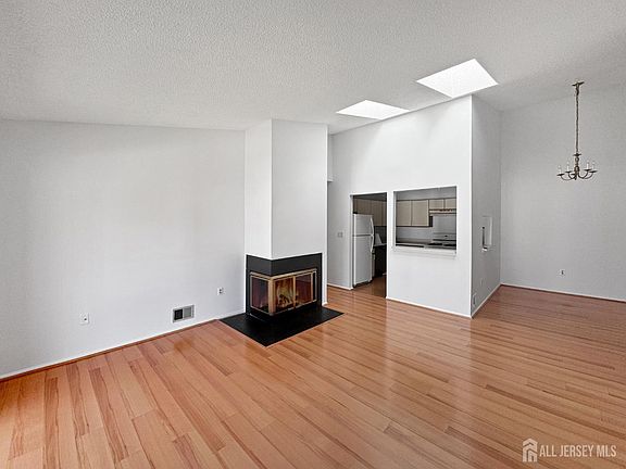 4th image of 481 Danbury Ln