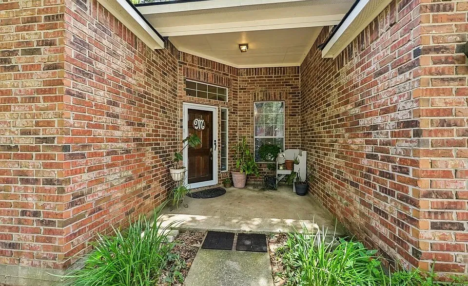 4 bed, 2400 sqft, $2,600 — Photo 4
