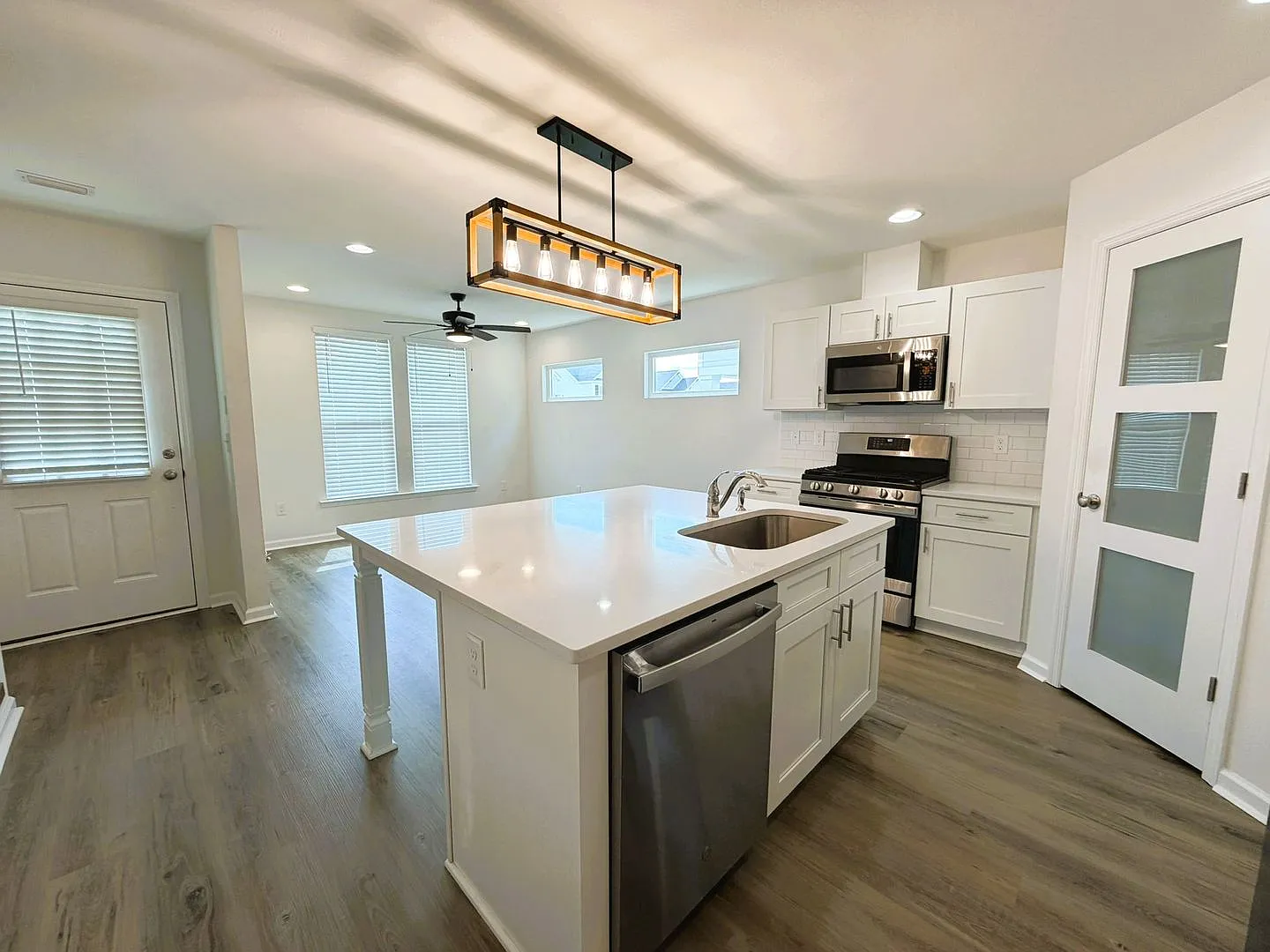 Newer Construction! Modern Ne 3/2.5 W/ Stainless Steel Appliances, Granite Counters, Washer, Drye... — Photo 4