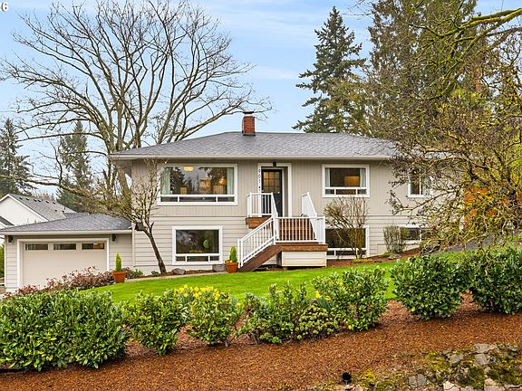 2nd image of 901 SW Maplecrest Ct