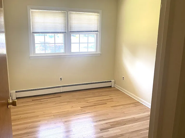 266 Crombie St — Photo 18