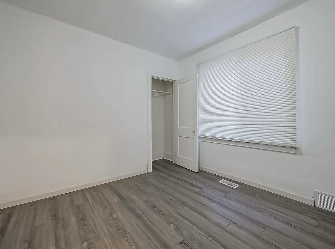 19410 Cliff St — Photo 2