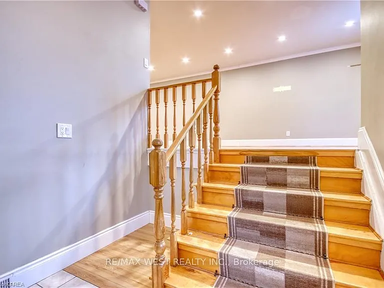 24 Bernadette Ct #MAIN FLOOR — Photo 3