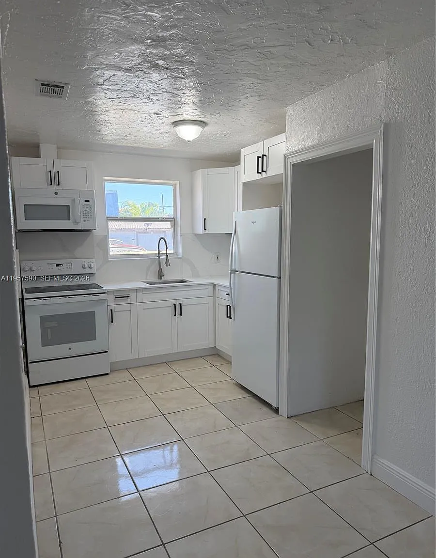 3 bed, 2.0 bath, $3,000 — Photo 4