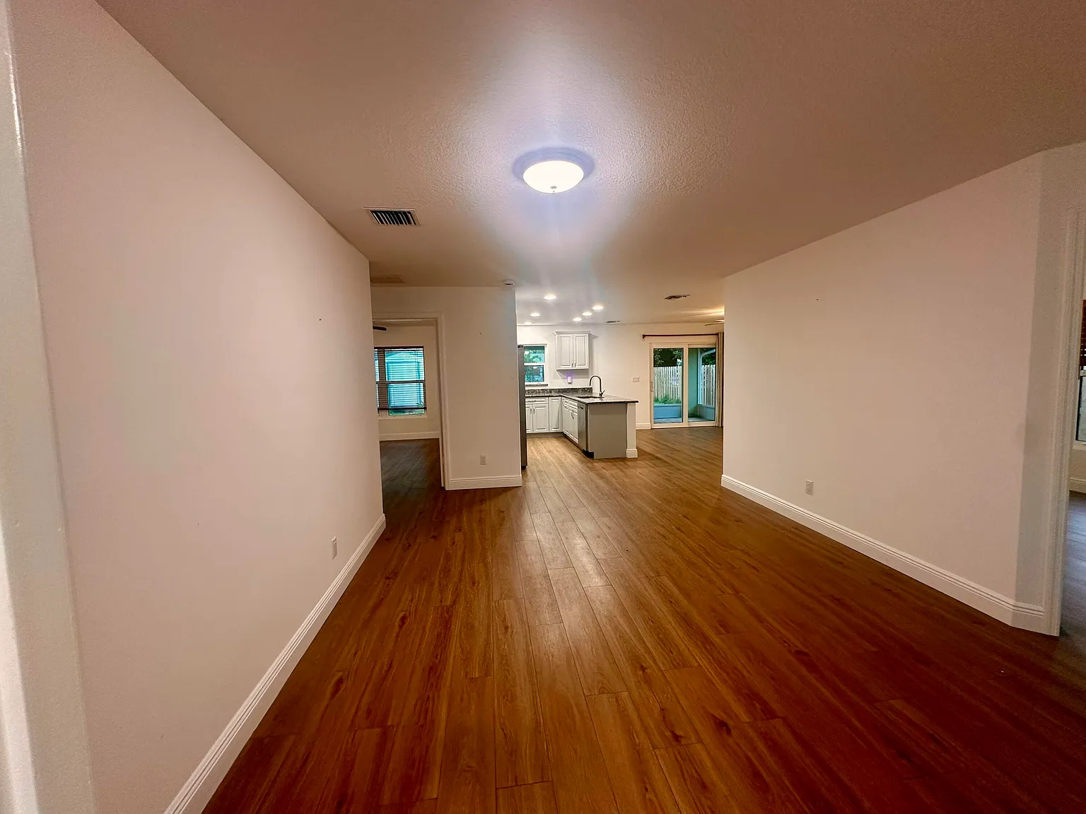 3 bed, 2.0 bath, 1399 sqft, $3,200 — Photo 4