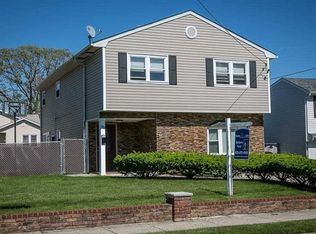 582 S 9th St, Lindenhurst, NY