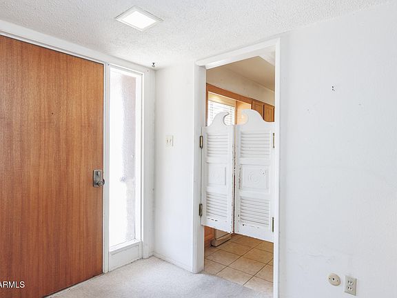 4th image of 1112 E LAUREL Drive