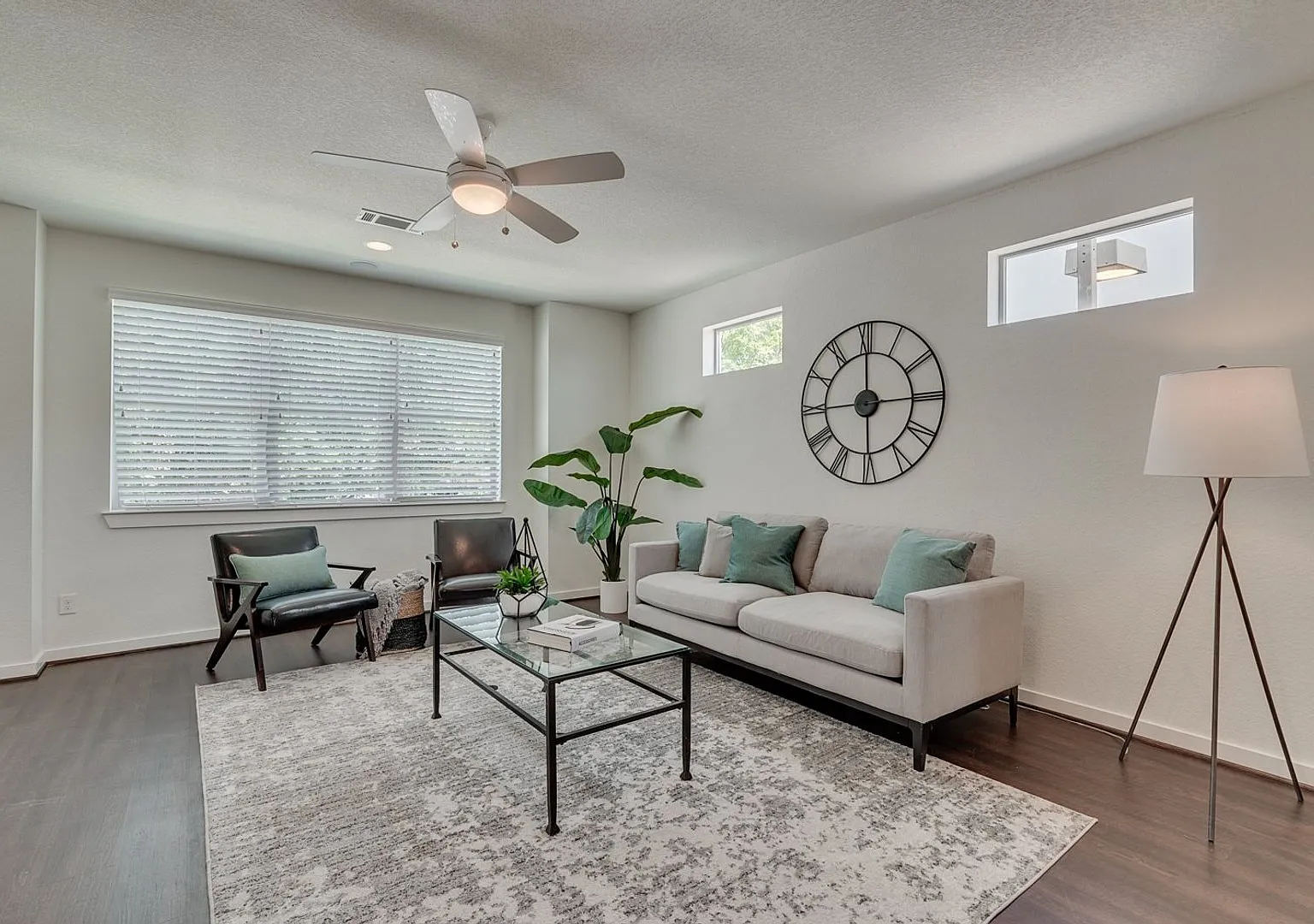 Move In Summer July 10th 2027 * $7750 5 Bedroom 5.5 Bath, 1 Block From Tcu Campus — Photo 4