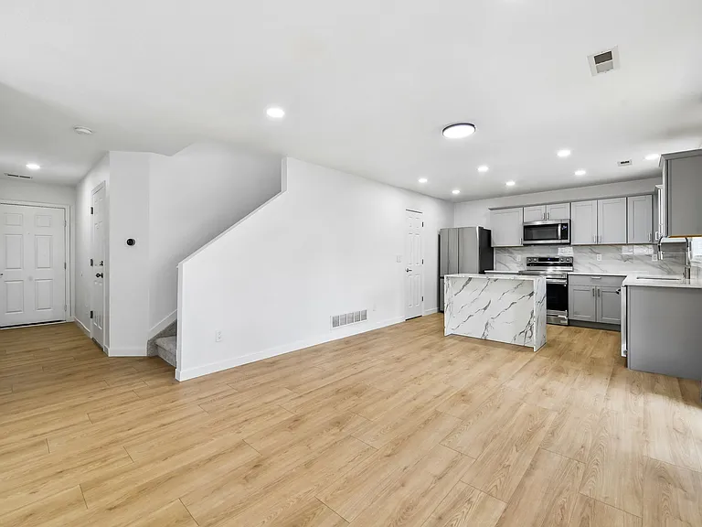10094 Amston St — Photo 9