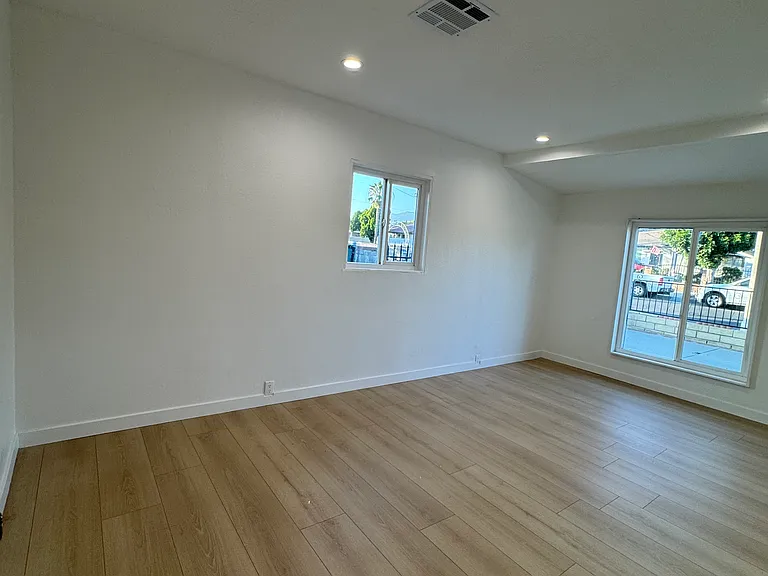10427 Kewen Ave — Photo 8