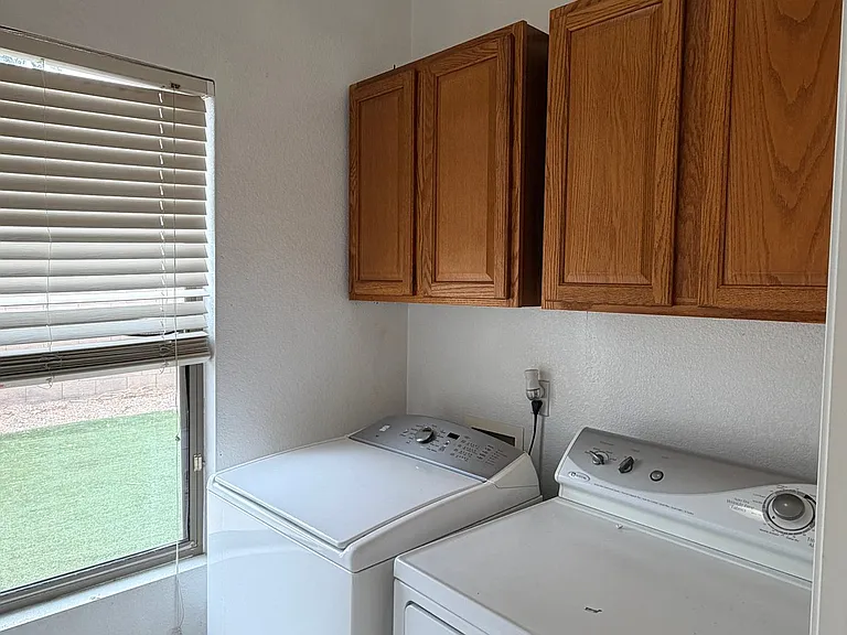 689 E Springfield Pl — Photo 7