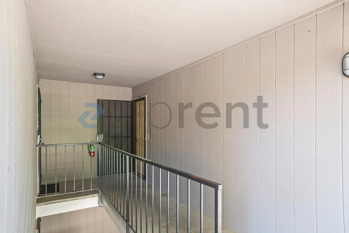 Building Photo - 458 Valley View Rd #5