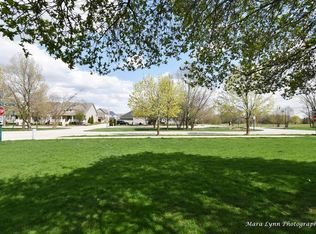 39W198 Armstrong Ln, Geneva, IL 60134