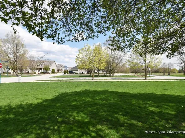 39W198 Armstrong Ln, Geneva, IL 60134