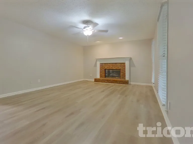 321 Stratford Dr — Photo 2