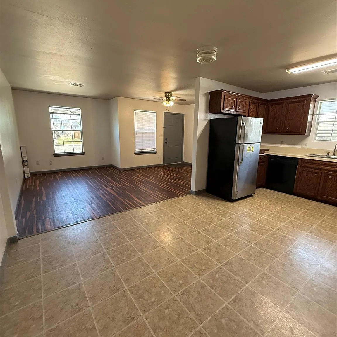 3 bed, 2.0 bath, 1200 sqft, $1,800 — Photo 3