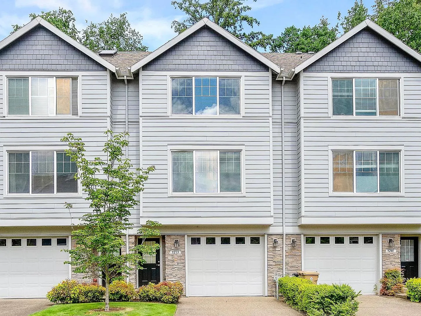 9215 Sw Sweek Drive - Move-In Special 1/2 Off First Month's Rent! Exceptional Townhome — Photo 1