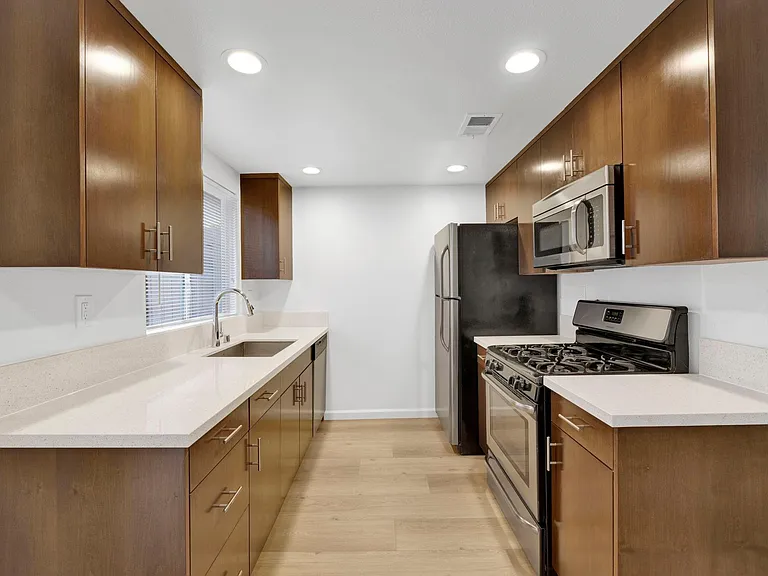 212 W Grand Ave #B — Photo 2