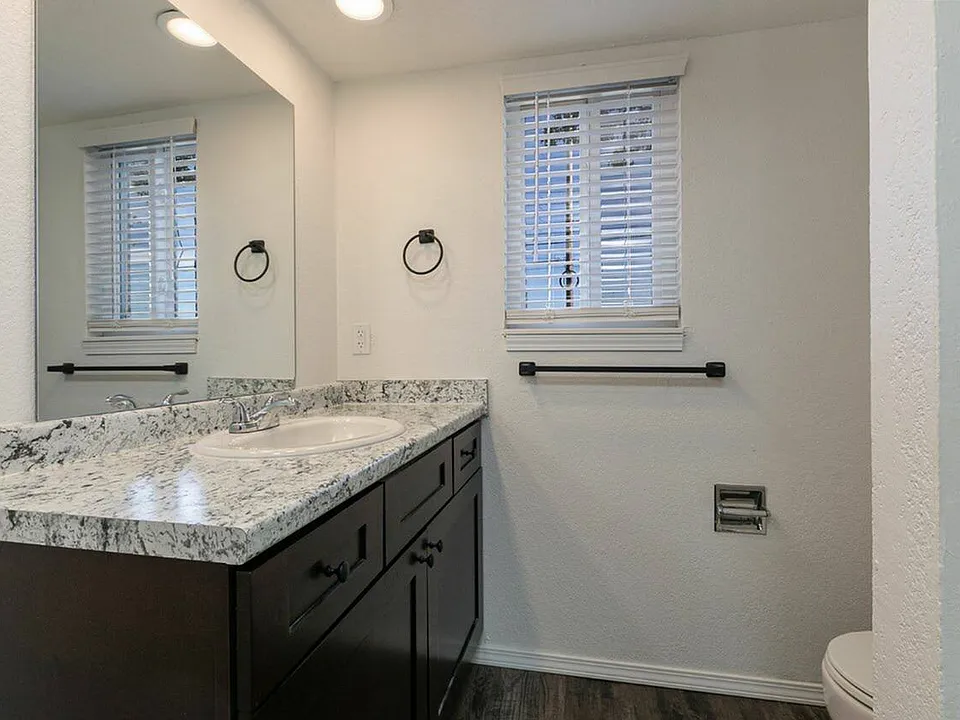 2 bedroom, 1 bathrom