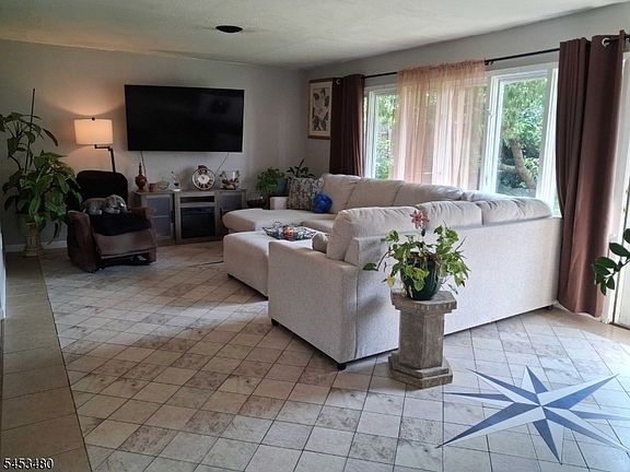 3rd image of 6 Brierdale Ln