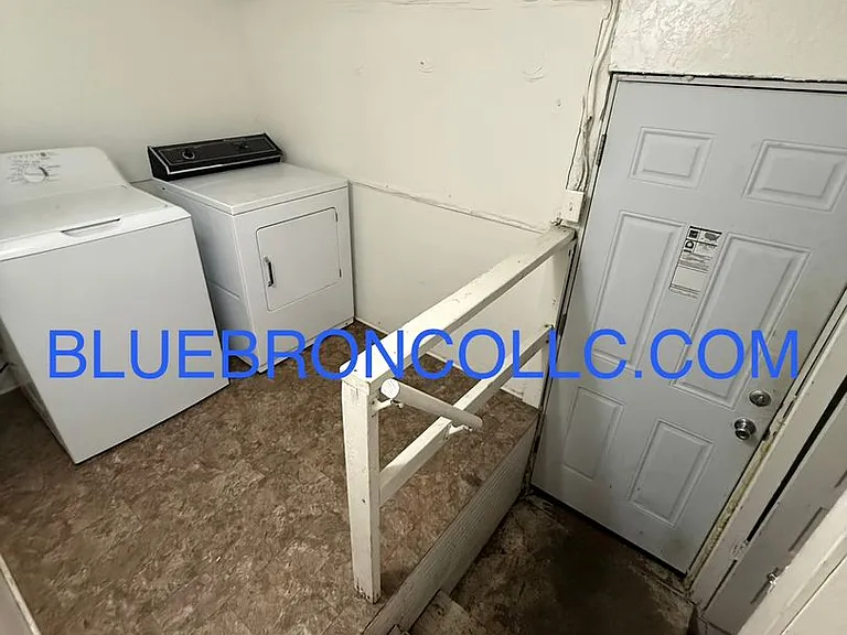 912 E Stone St — Photo 6