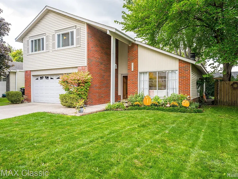 24323 Pinecrest St — Photo 2