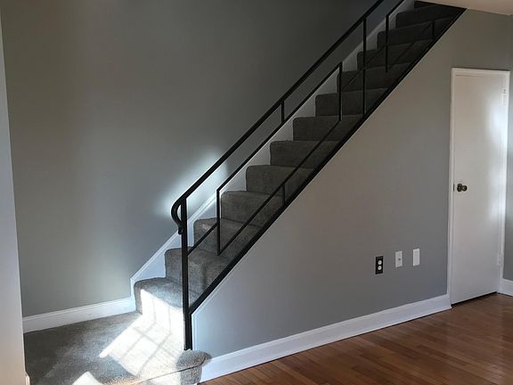 5th image of 200 Maplewood Dr APT C1