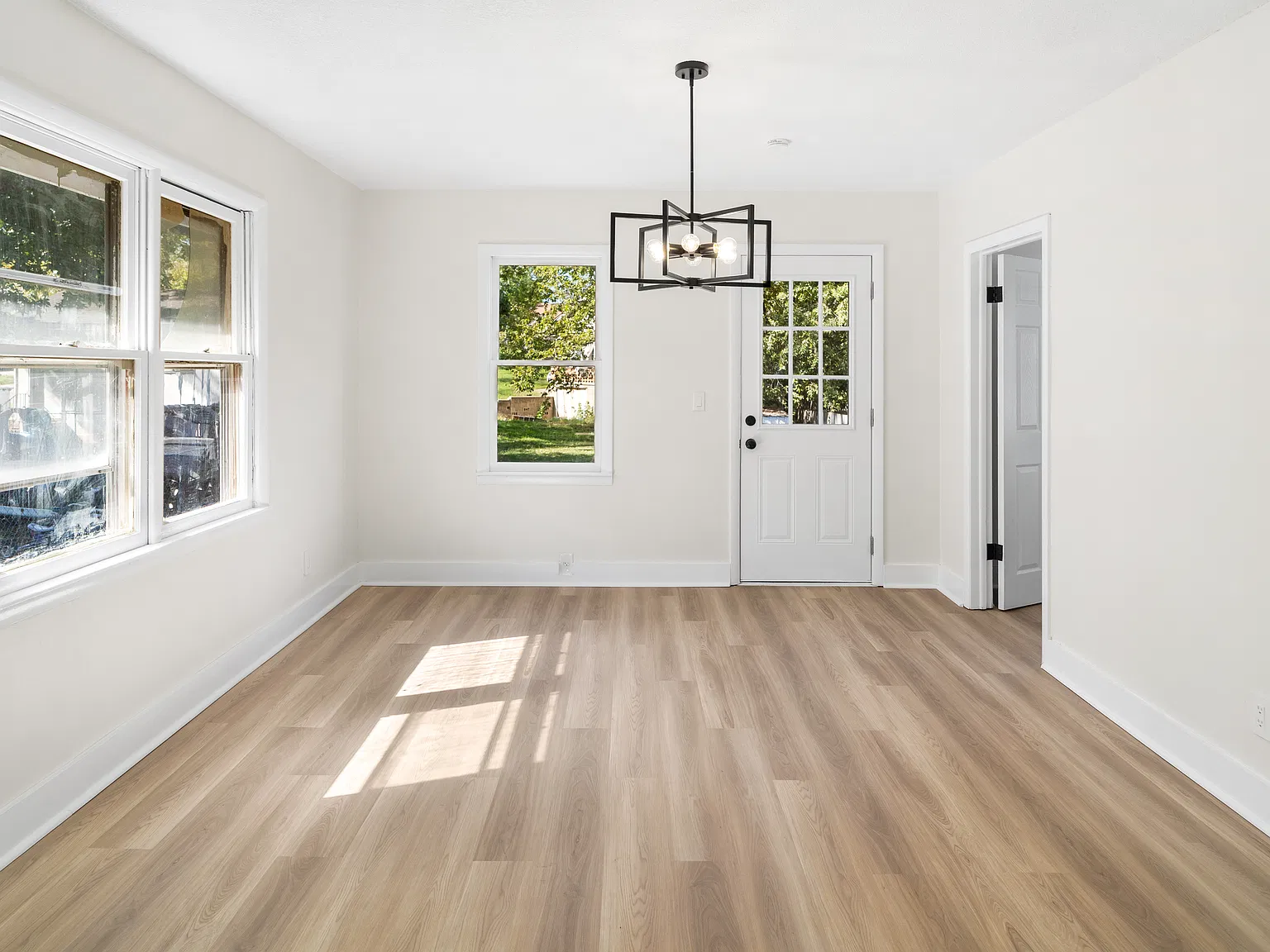 3 bed, 974 sqft, $1,911 — Photo 3