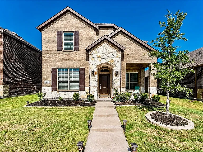 2708 Franklin Dr — Photo 1