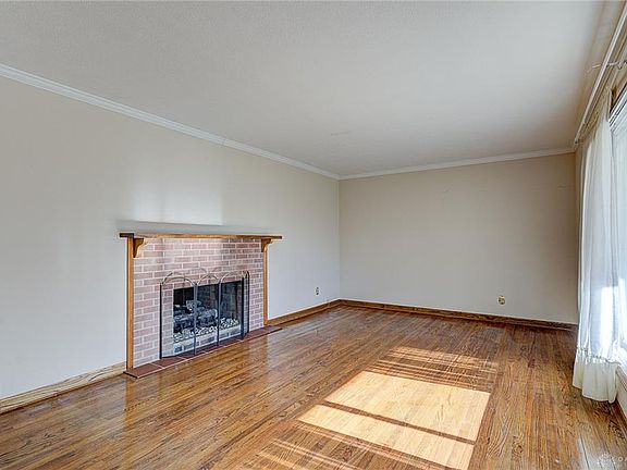 3rd image of 1070 Trianon Dr